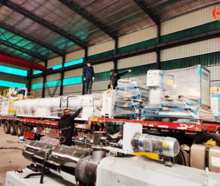 纏繞管設(shè)備發(fā)貨，可生產(chǎn)雙高筋纏繞管，中空壁纏繞管